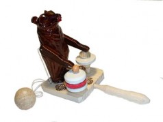 Іграшка маніпулятор- «Ведмедик - барабанщик»