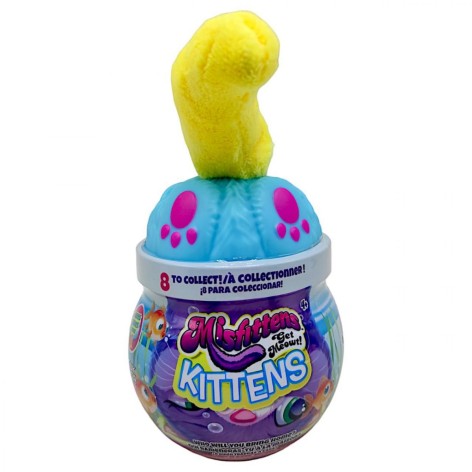 Котенок в аквариуме, желтый хвост