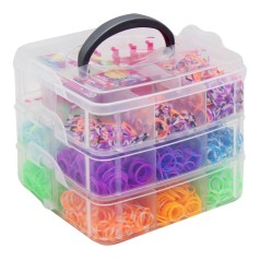 Набор резинок для плетения в чемодане.