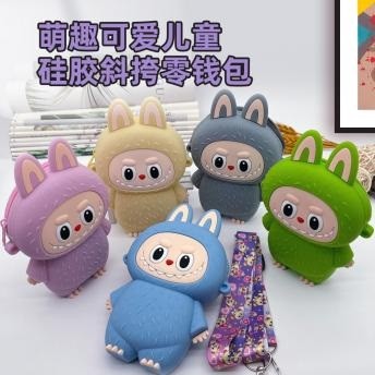 Дитяча сумочка Labubu "13,5-10-3см" силіконова з довгою ручкою та застібкою-блискавкою (108)