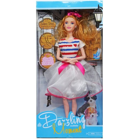 Лялька Білявка в білому