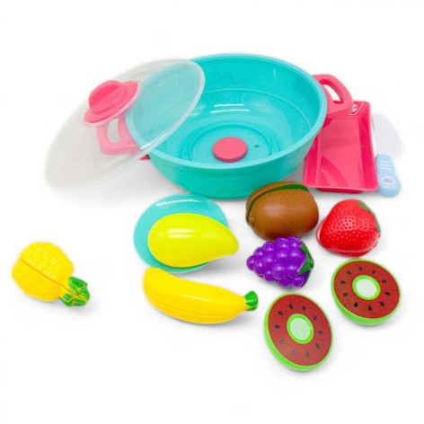 Резка фруктов с кастрюлей