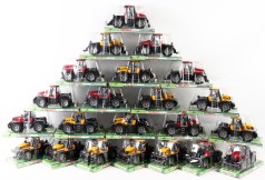 УЦЕНКА 30% Трактор 2 цвета, инерция, открывающаяся дверь, регулировка колес, подвижные детали, в слюде 