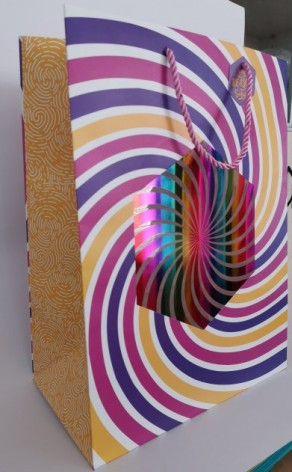 Пакет подарочный бумажный, 30х40х17 см, бумажный мелованный, 157г/м2+мат. лом. + фиг. пласт. окошко 4 шт. в уп.